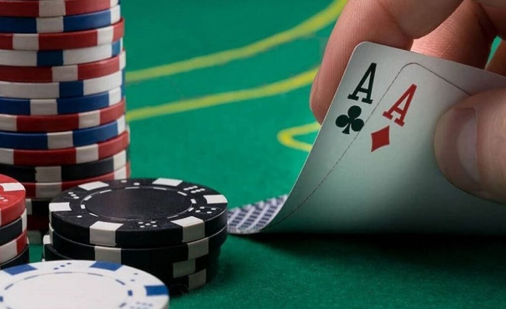 cách bịp Poker giả vờ xem bài