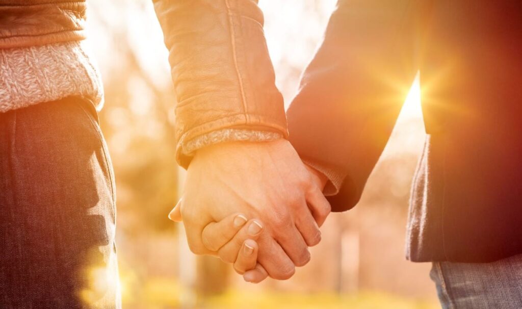 mo-nam-tay-nguoi-yeu-cu